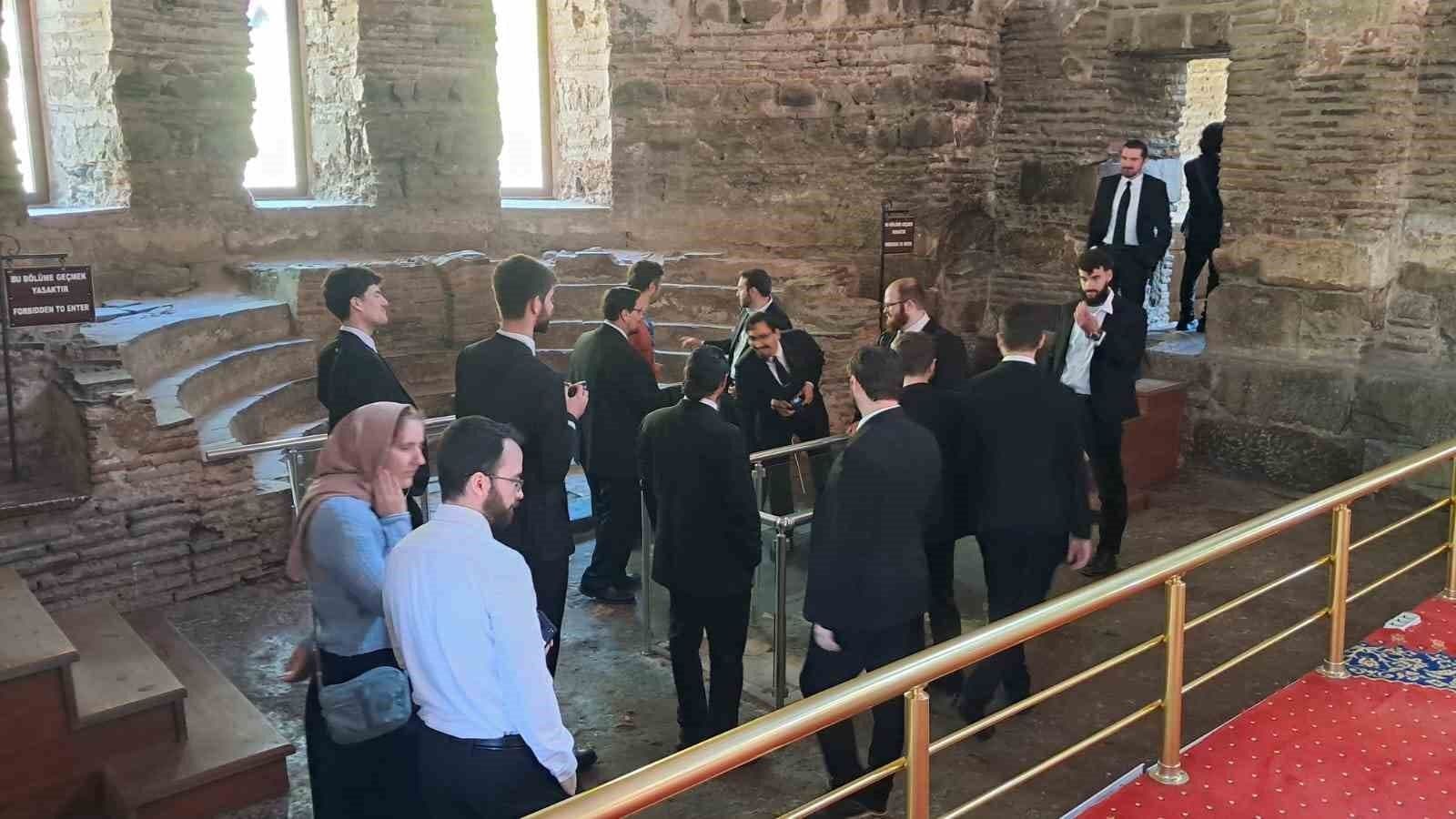 Amerikalı papaz heyeti İznik Ayasofyası'nı ziyaret ederken