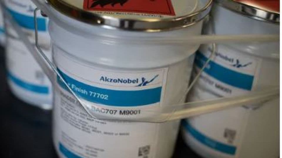 Akzo Nobel logolu boya kutuları, Nippon Paint'in satın alma teklifi.