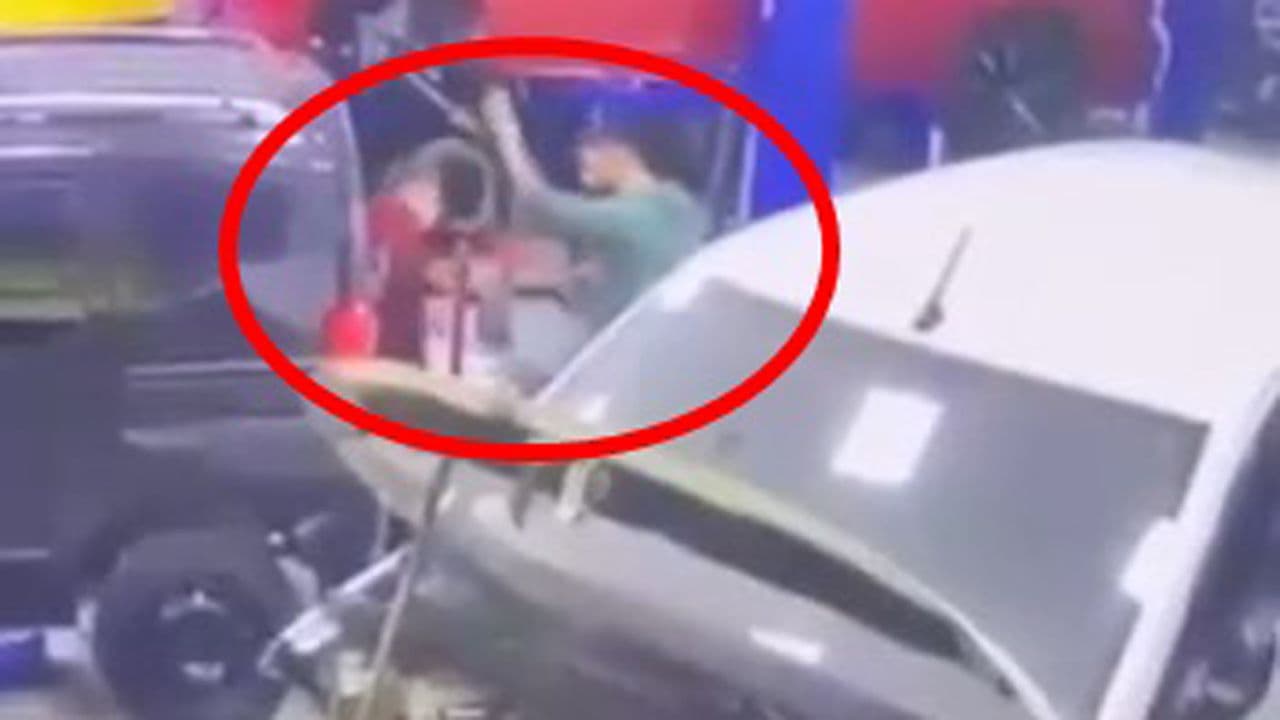 Bursa'da Oto Tamirhanesinde Çırak Darbedildi: Güvenlik Kamerasına Yansıdı