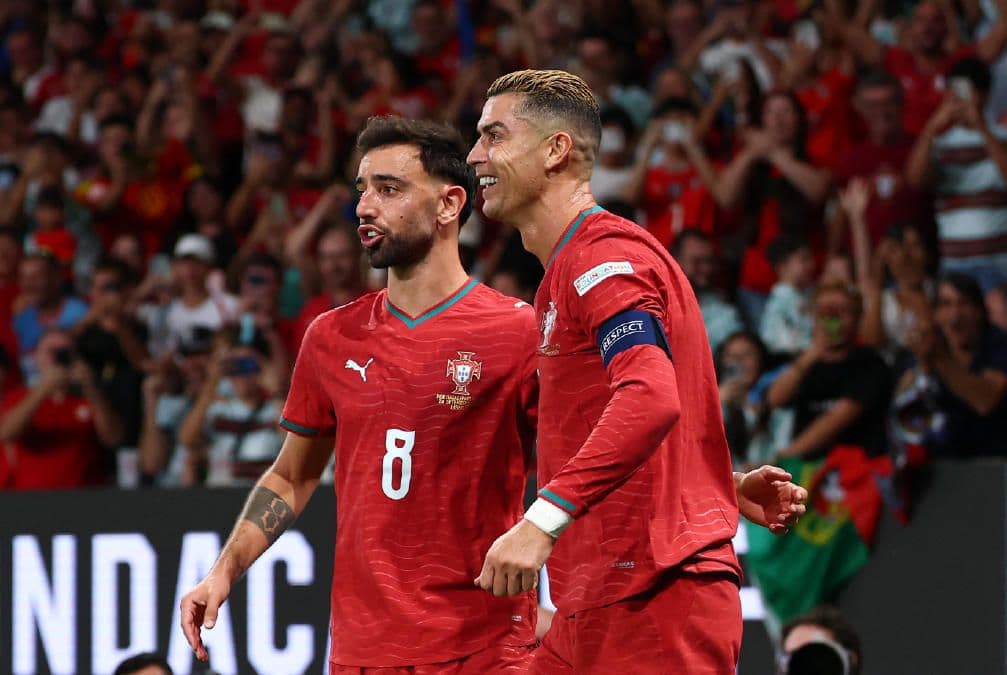 Portekizli futbolcular Cristiano Ronaldo ve Bruno Fernandes, Uluslar Ligi maçında.