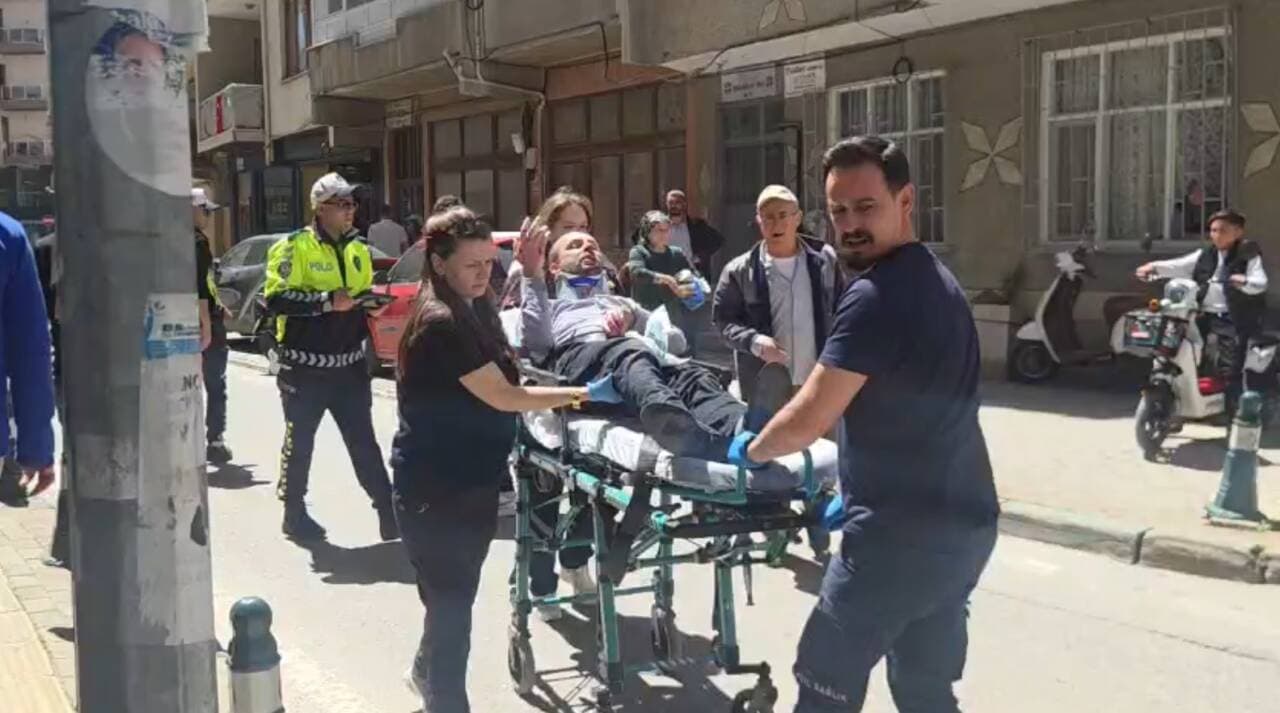 Orhangazi'de motosiklet kazası sonrası sağlık ekipleri tarafından sedyede taşınan yaralı sürücü.
