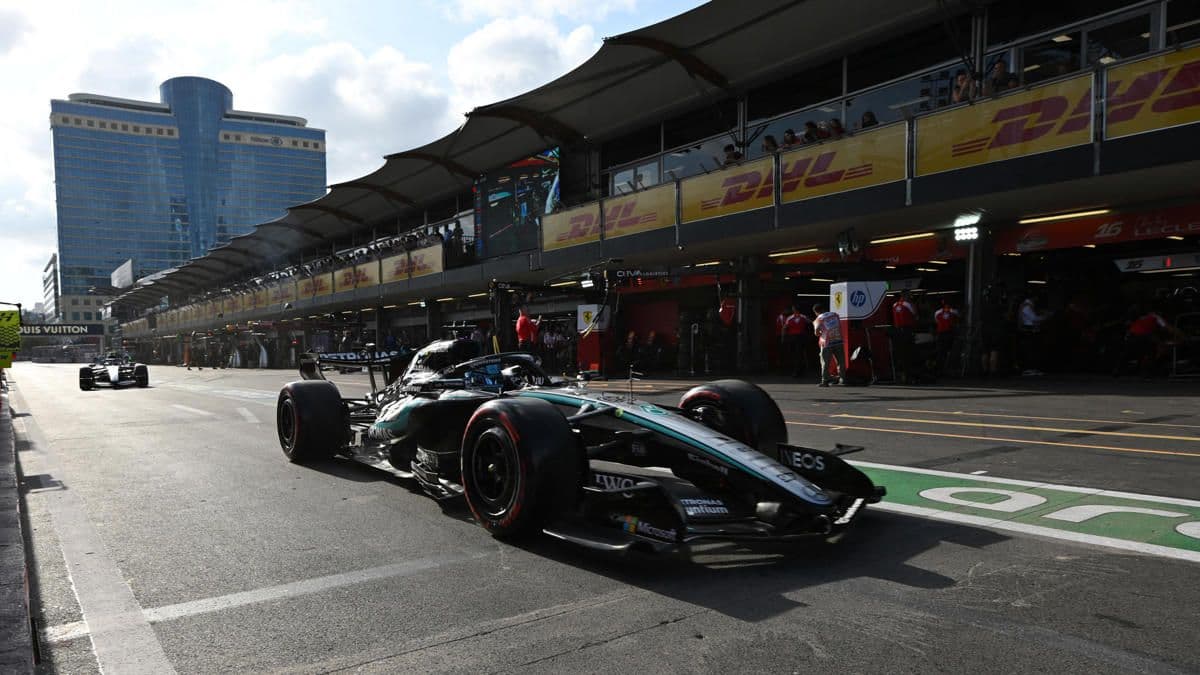 Azerbaycan Grand Prix'sinde pit alanında Mercedes Formula 1 aracı.