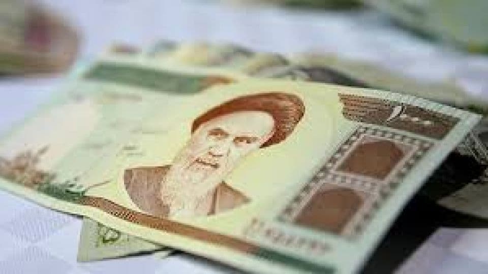 İran tümeni banknotları, dolar karşısında değer kaybını simgeliyor.
