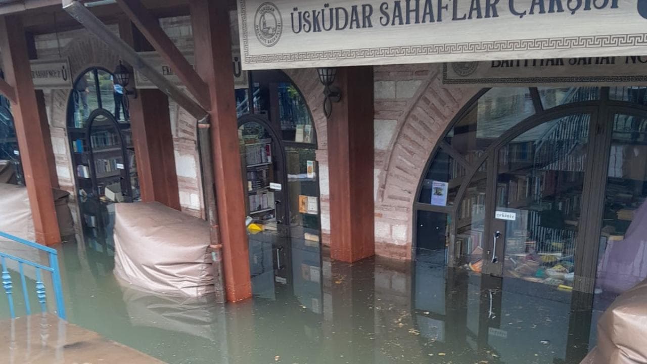 İstanbul Üsküdar Sahaflar Çarşısı'nda su baskını sonrası dükkanların önünde biriken sular ve zarar gören kitaplar.