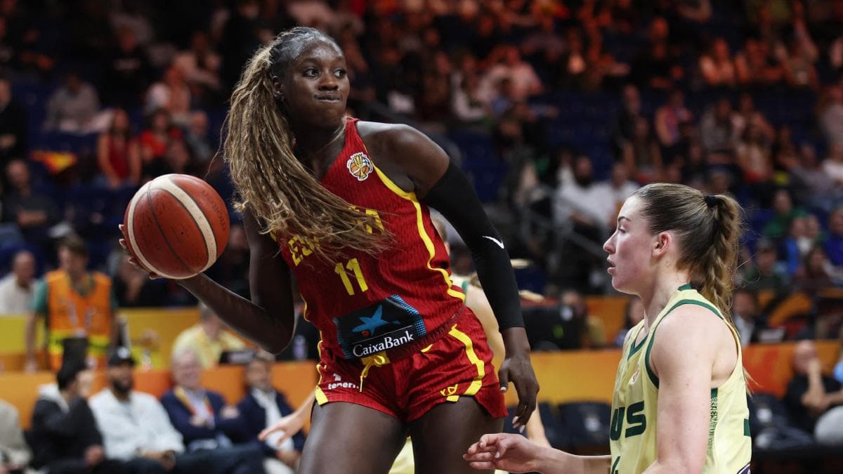 FIBA Dünya Kupası yarı final maçında İspanyol ve Amerikalı basketbolcular.