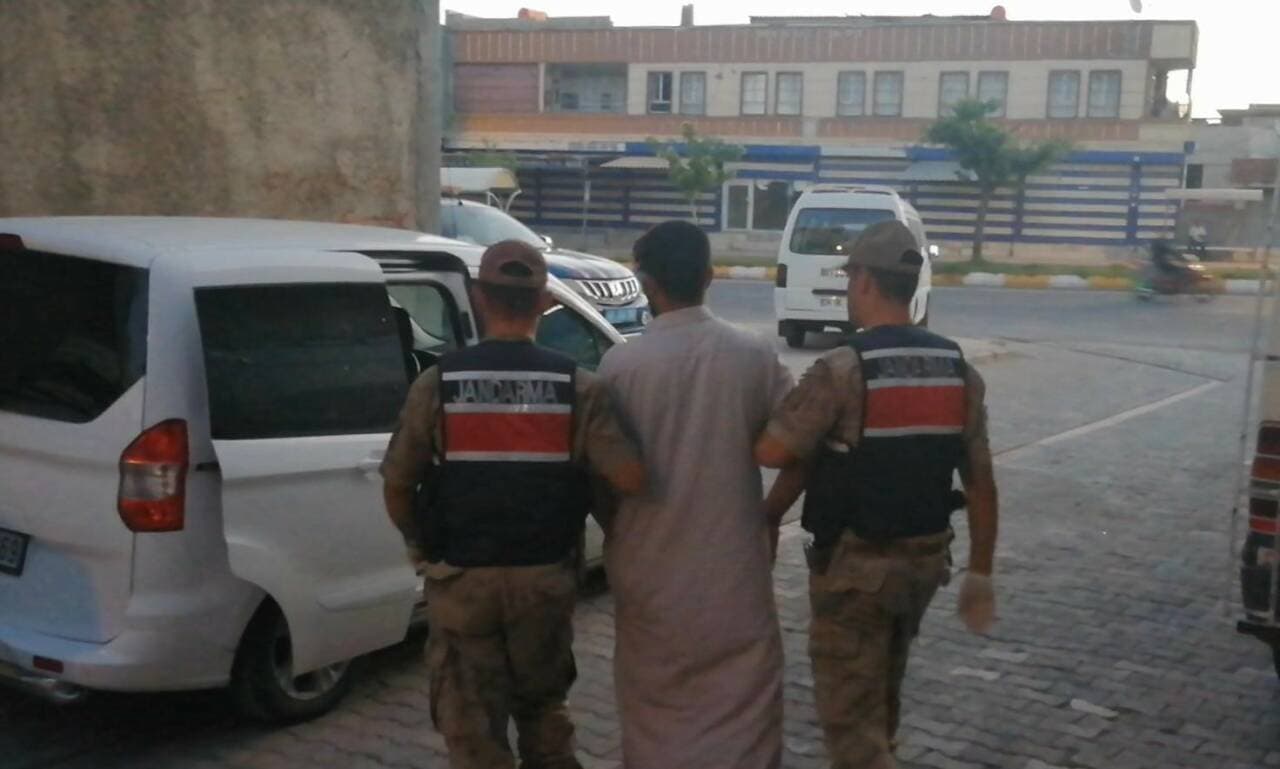 Şanlıurfa'da jandarma ekipleri tarafından yakalanan uyuşturucu hükümlüsü.