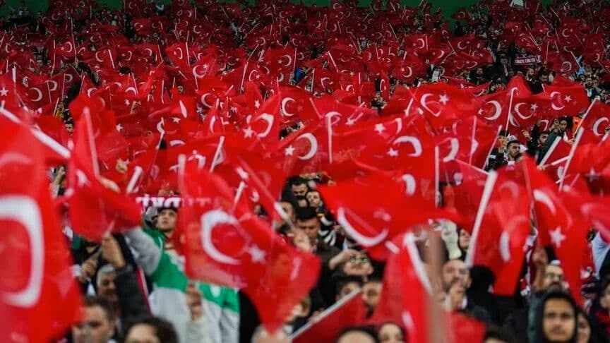 Bursa'daki Türkiye-İtalya maçında Türk bayrakları sallayan coşkulu taraftarlar