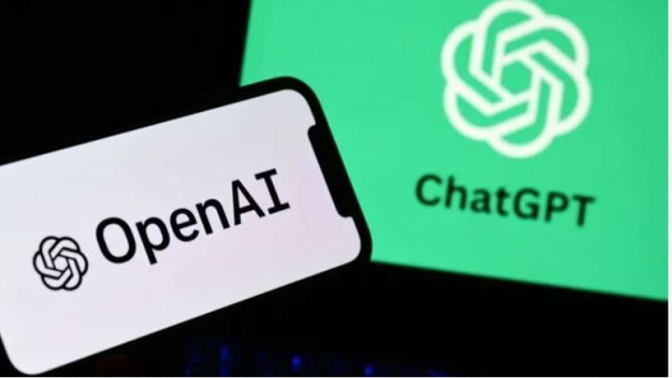 OpenAI ve ChatGPT logoları ekranda