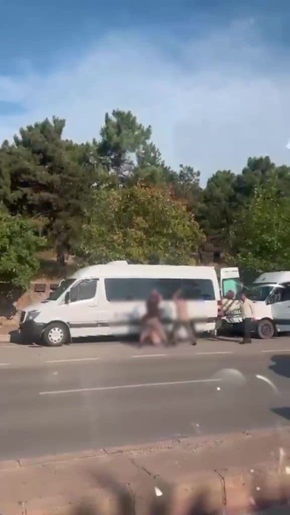 Gebze'de cadde ortasında sopalı saldırı anı, güvenlik kamerası görüntüsü.