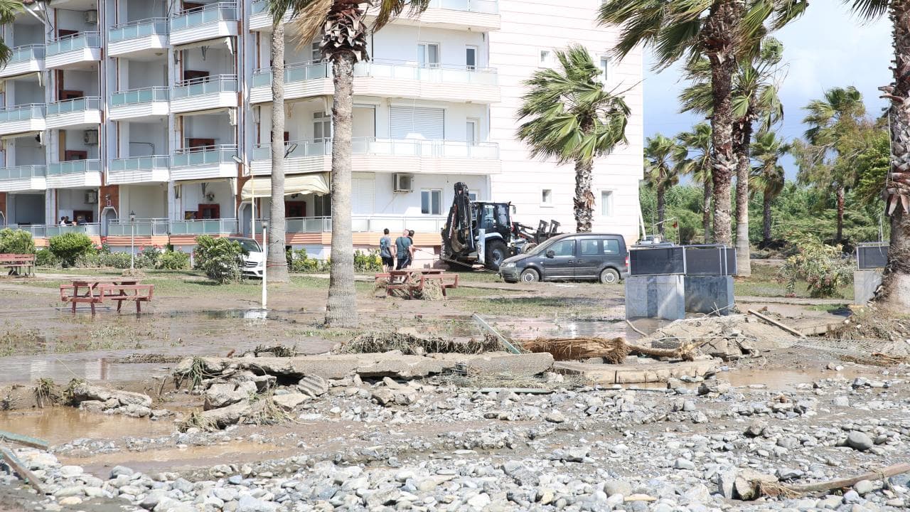 Hatay'da Şiddetli Yağış Sele Neden Oldu: Cadde ve Sokaklar Sular Altında Kaldı