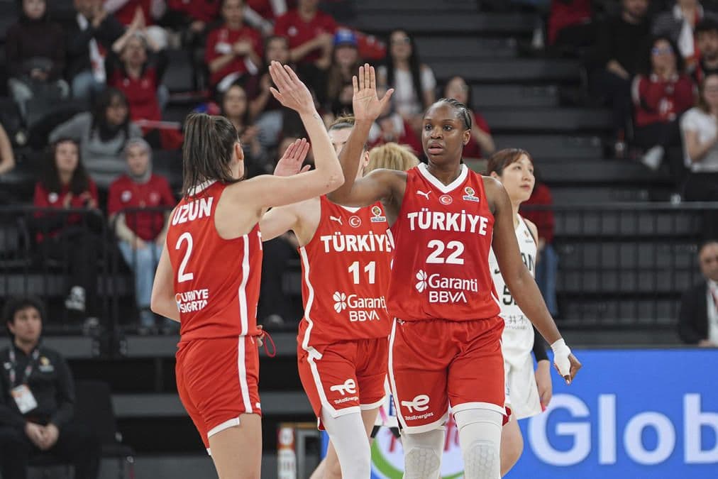 A Milli Kadın Basketbol Takımı oyuncuları maç sırasında birbirlerini tebrik ediyor.