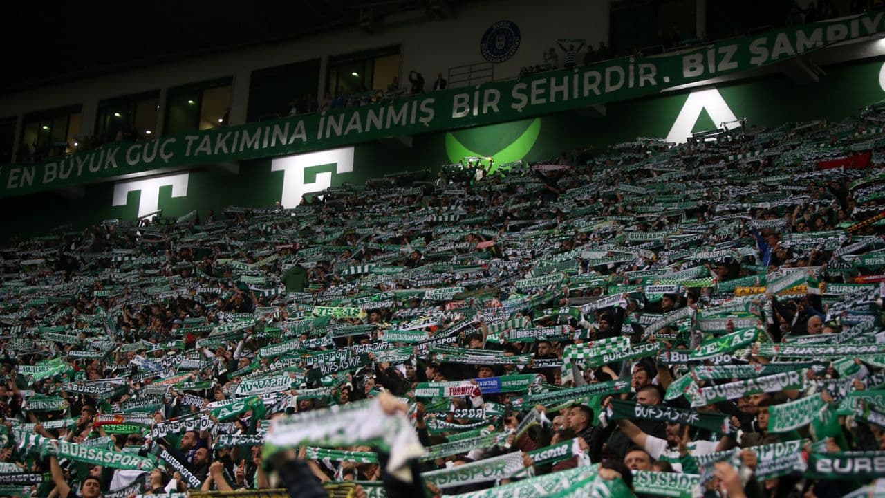 Bursaspor taraftarları tribünde takımlarını desteklerken.