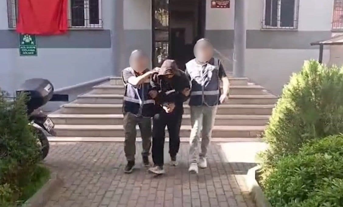 Bursa'da yakalanan firari hükümlü, polis ekipleri tarafından adliyeye sevk ediliyor.