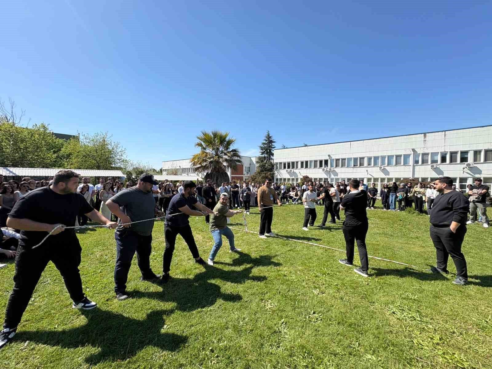 Bursa Uludağ Üniversitesi Tomurcuk Şenliği'nde öğrenciler halat çekme yarışması yapıyor.