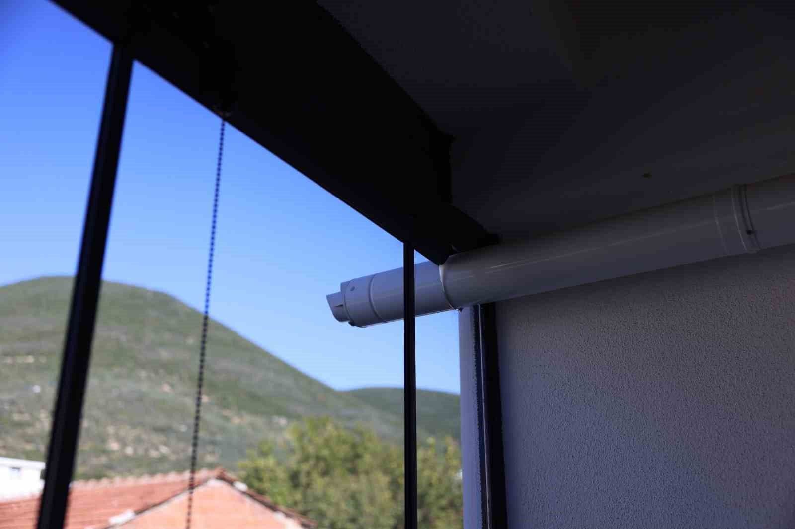 Doğalgaz kombi bacası ve tesisat borusu, dış mekan görünümü.