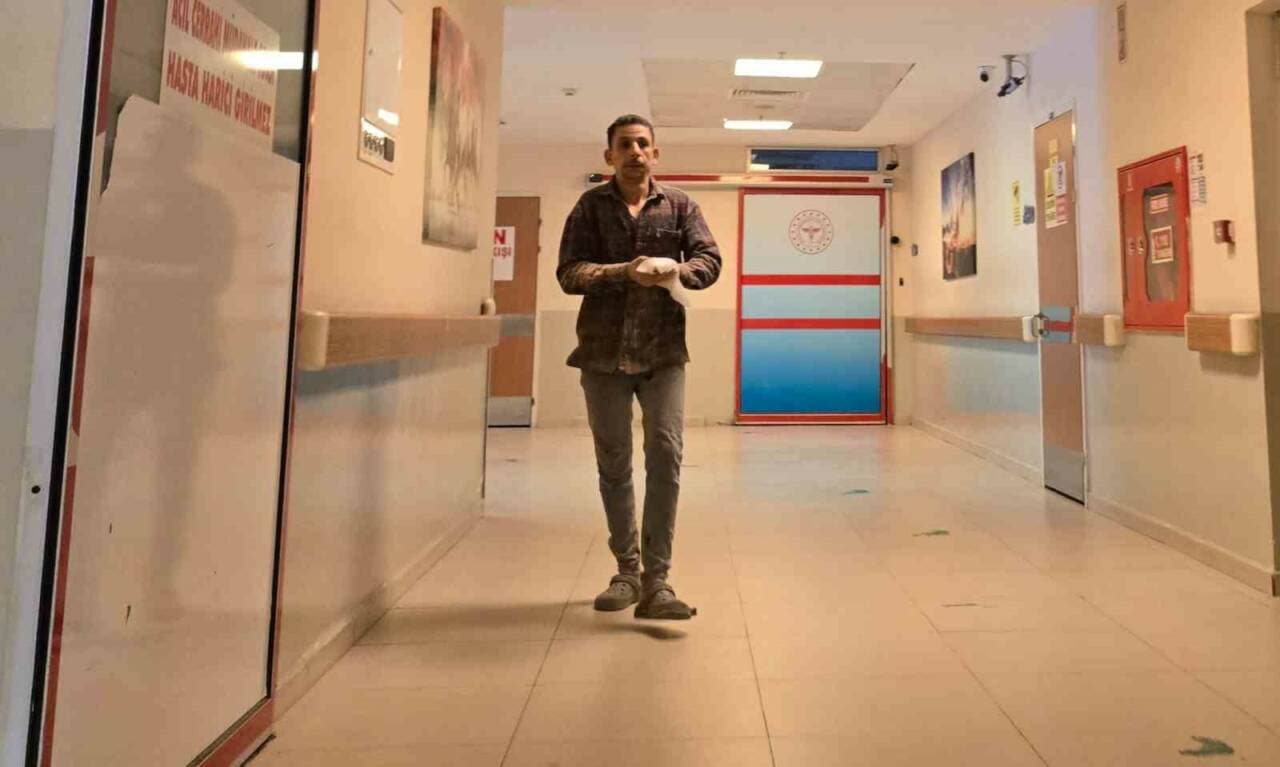 İş kazası sonrası hastanede koridorda yürüyen yaralı işçi
