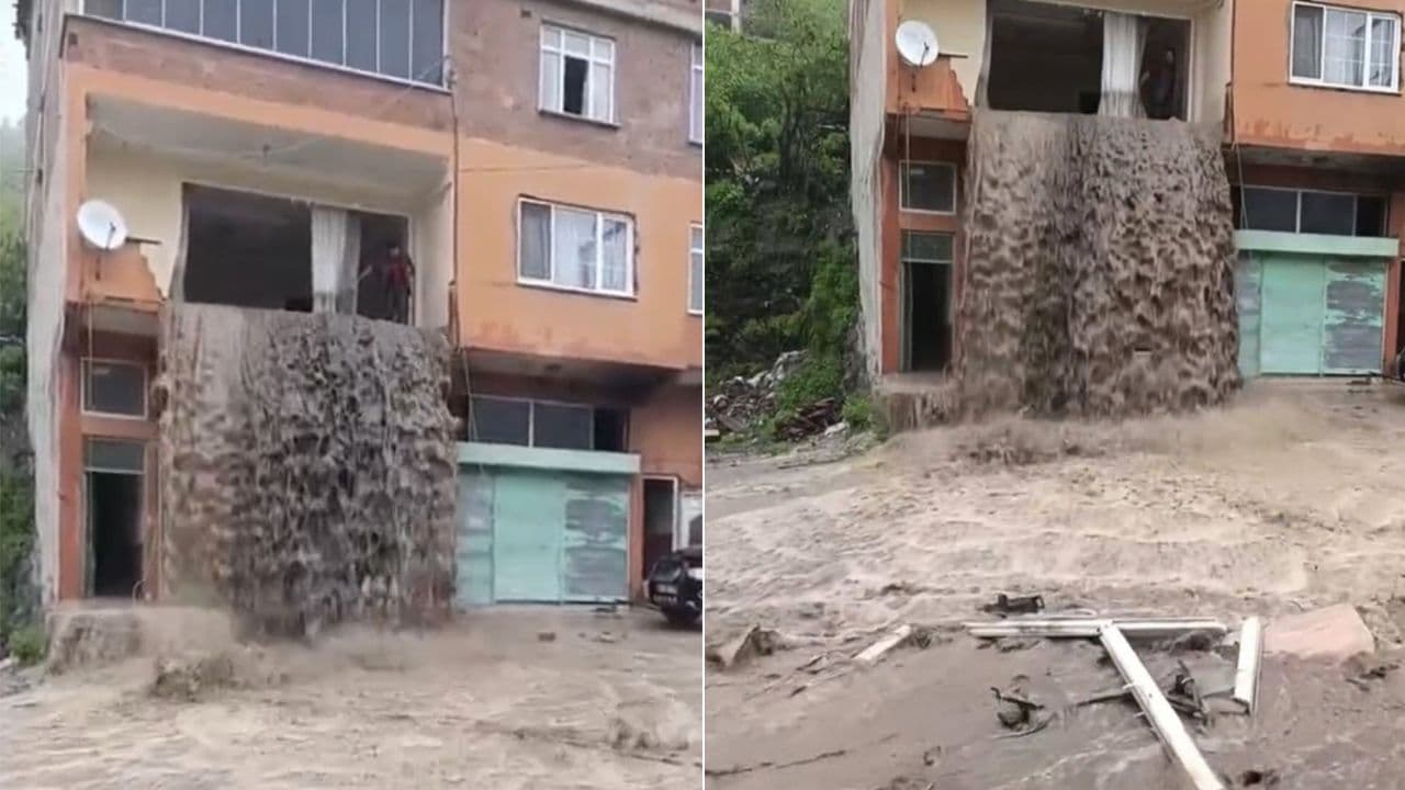 Ordu Korgan'da şiddetli sel sonrası bir evin balkonundan dışarı akan çamurlu sel suları.