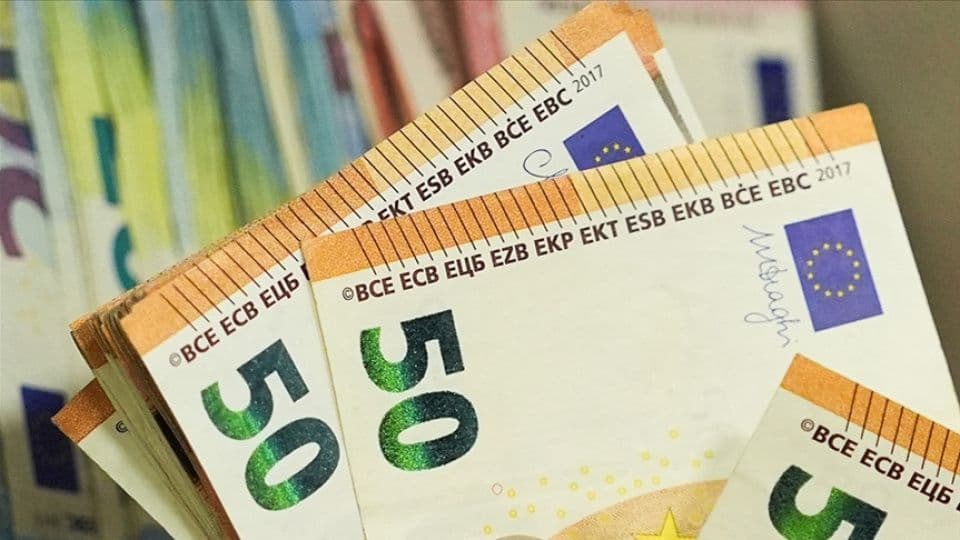 Yakın planda bir deste 50 Euro'luk banknot.