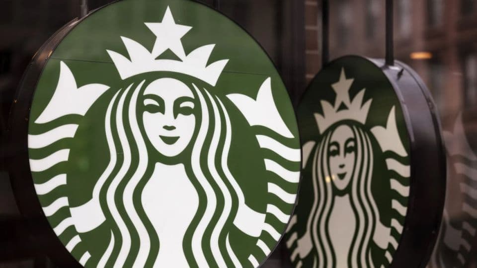 Starbucks logosu, yeşil zemin üzerinde beyaz siren figürü.