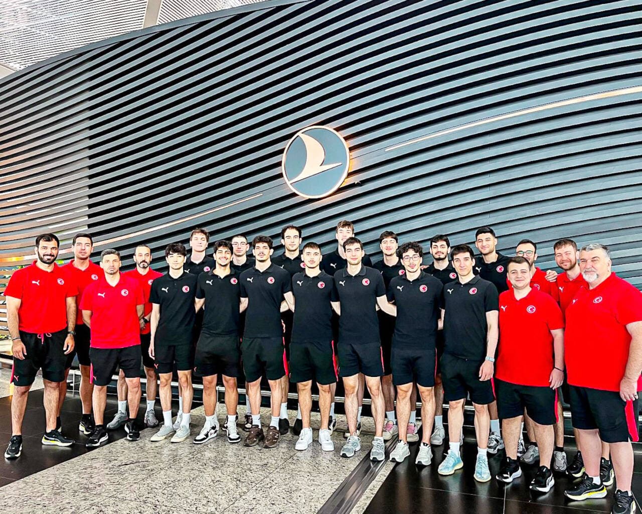 U20 Erkek Milli Basketbol Takımı ve teknik heyeti, Avrupa Şampiyonası öncesi toplu fotoğraf çektiriyor.