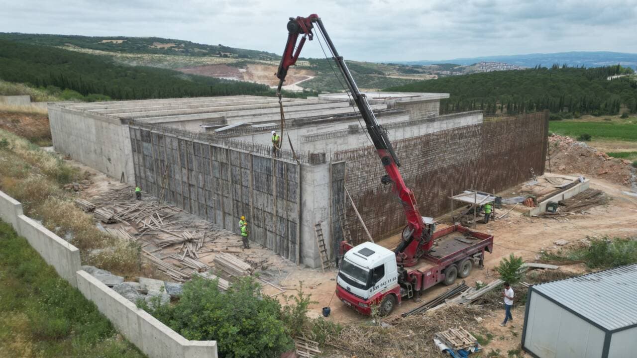 İnegöl'de yapımı devam eden yeni içme suyu deposu inşaatı, vinç ve işçilerle birlikte.