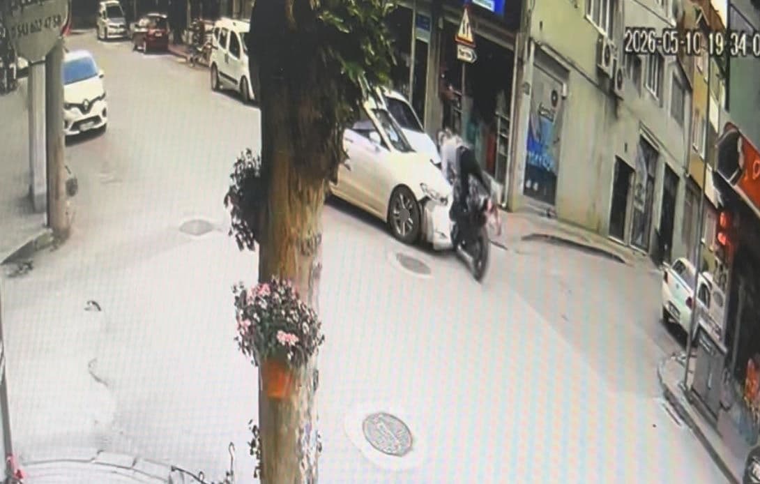 Bursa İnegöl'de otomobil ve motosikletin çarpıştığı trafik kazası anı, güvenlik kamerası görüntüsü.