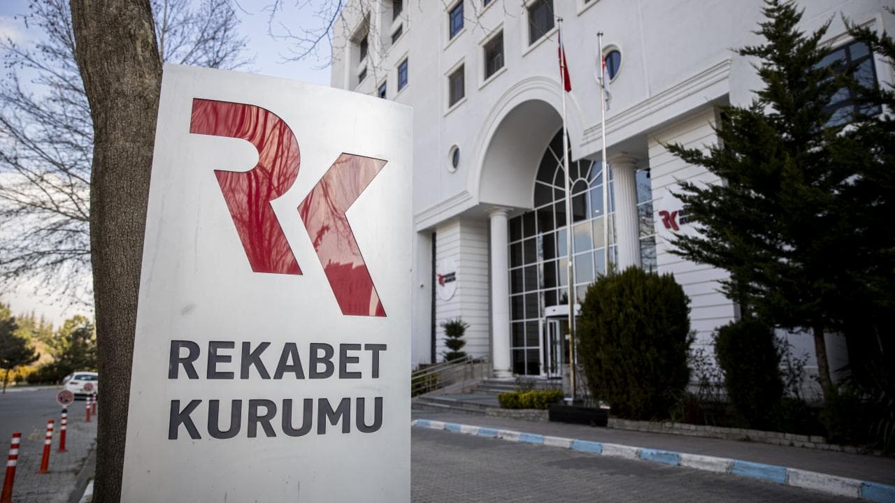 Rekabet Kurumu binası ve tabelası.