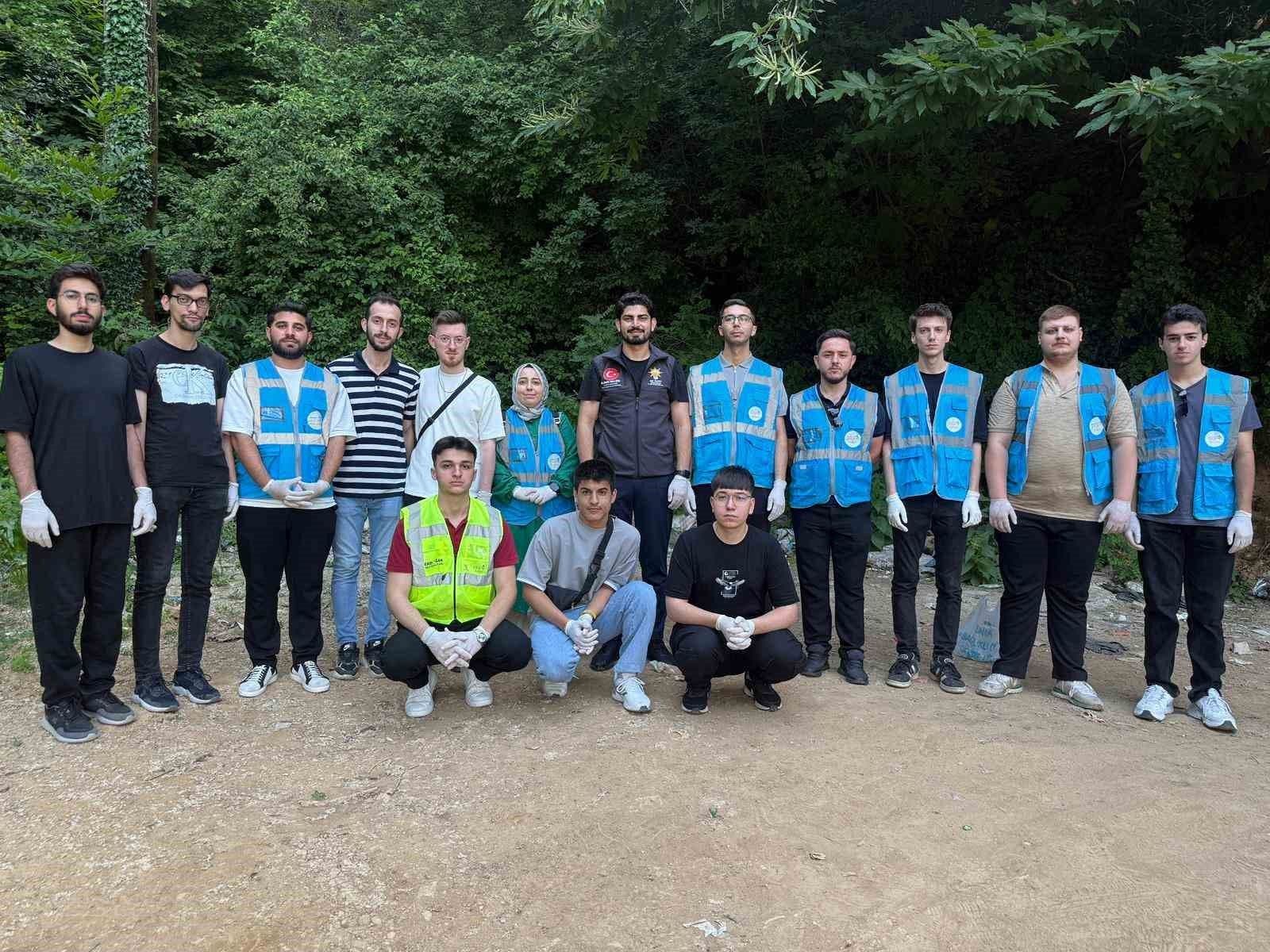 AK Parti Osmangazi İlçe Gençlik Kolları üyeleri, Çevre Haftası kapsamında düzenledikleri temizlik etkinliği sonrası toplu fotoğraf çektirdi.