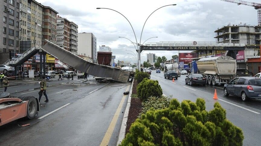 Ankara'da damperi açık TIR'ın çarptığı ve yıkılan üstgeçit enkazı, olay yerinde çalışan polis ve itfaiye ekipleri, trafik kapanmış yol.