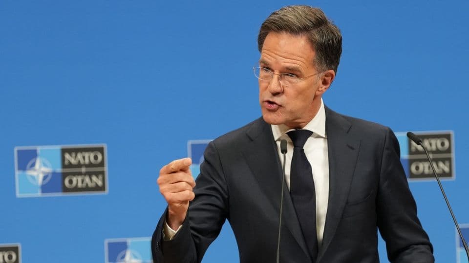 NATO Genel Sekreteri Mark Rutte konuşma yaparken