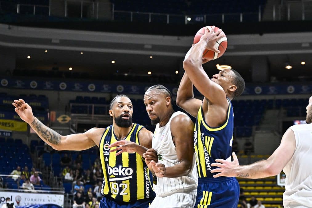 Fenerbahçe Beko ve Safiport Erokspor oyuncuları basketbol maçında top mücadelesi veriyor.