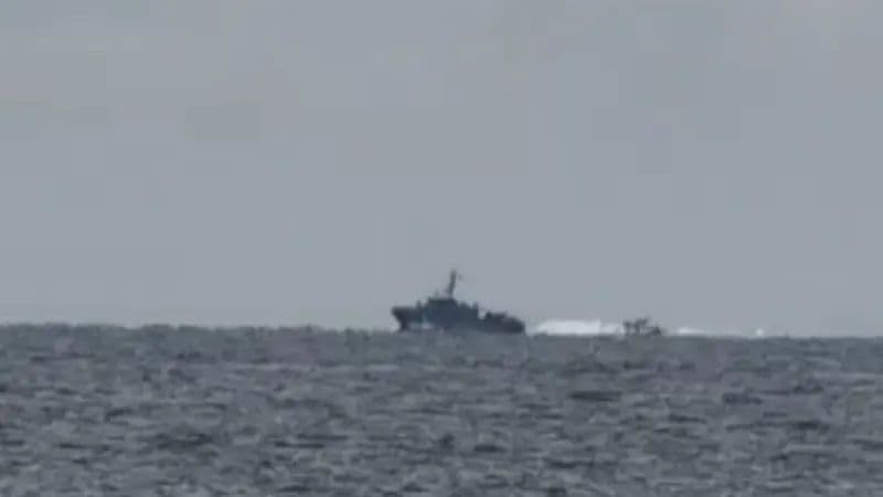 Ege Denizi'nde bir sahil güvenlik botu, dalgalı denizde ilerlerken görülüyor.