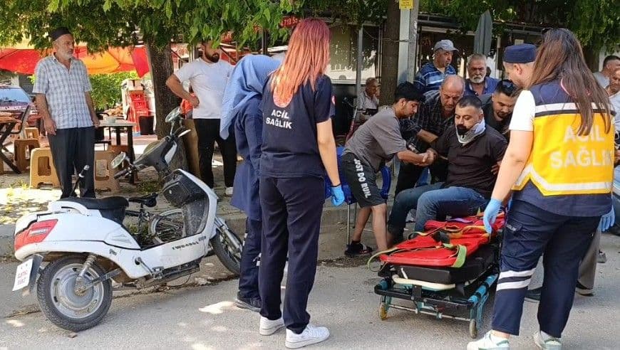 Bursa İnegöl'de otomobil ve motosiklet kazası sonrası yaralıya müdahale