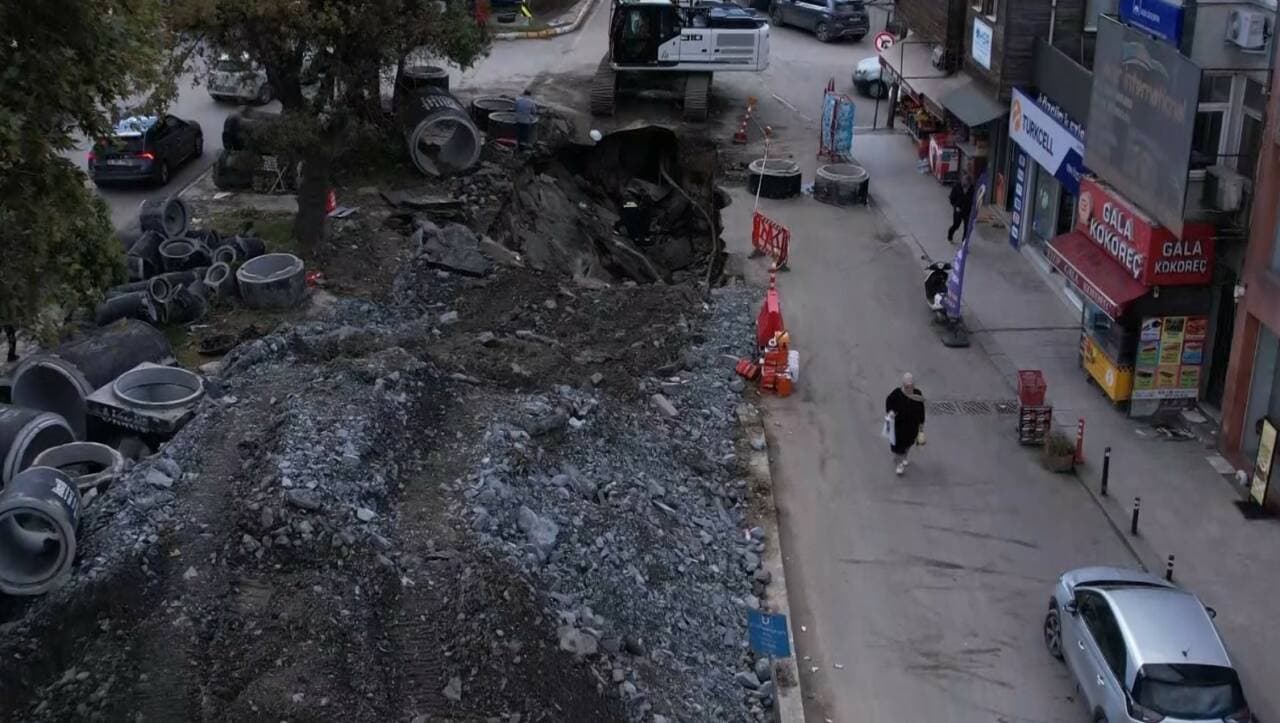 Eyüpsultan'da altyapı çalışması sırasında oluşan göçük, iş makineleri ve güvenlik şeridi.
