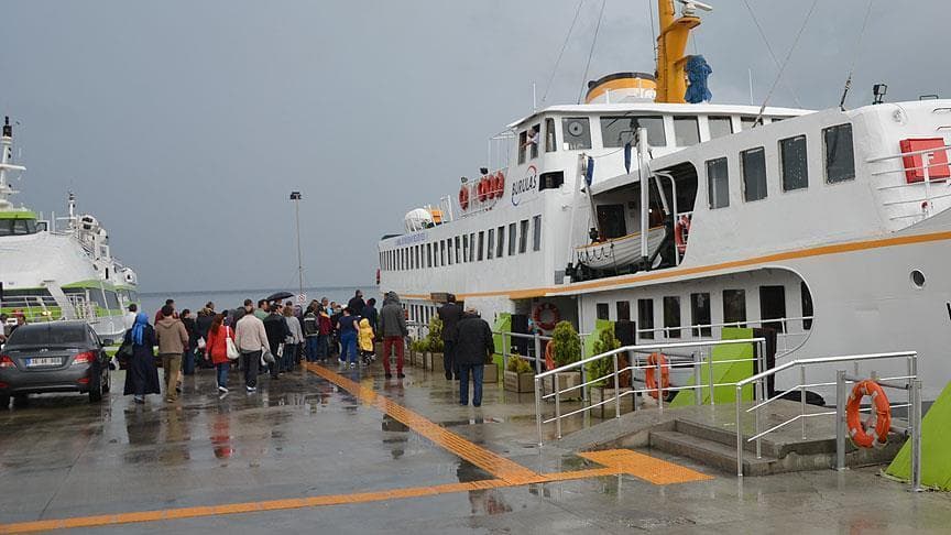 Bursa Mudanya İskelesi'nde bekleyen BUDO deniz otobüsü ve yolcular.