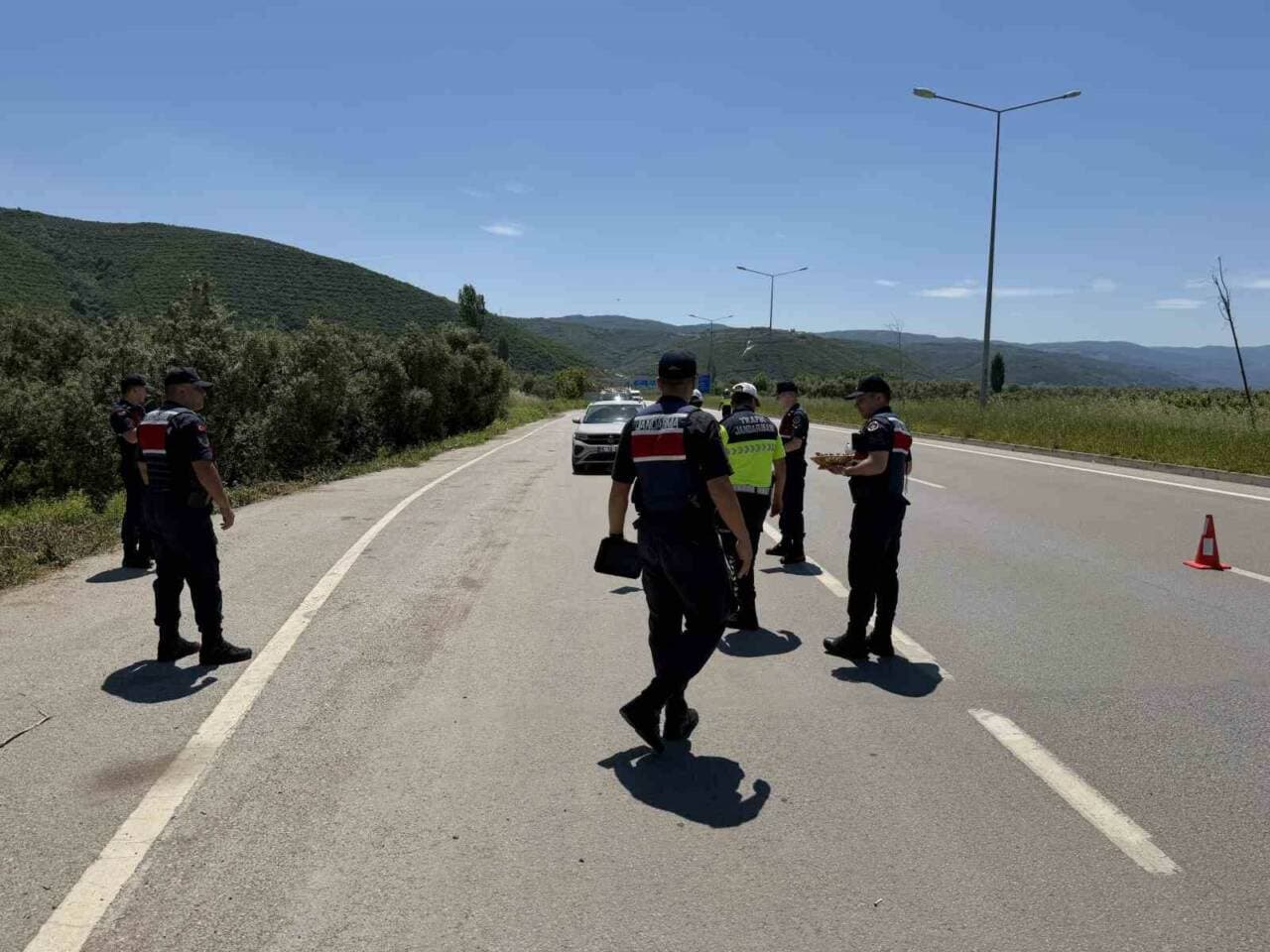 Bursa İznik'te jandarma ekipleri bayram denetimlerinde sürücülere çikolata ikram ediyor.