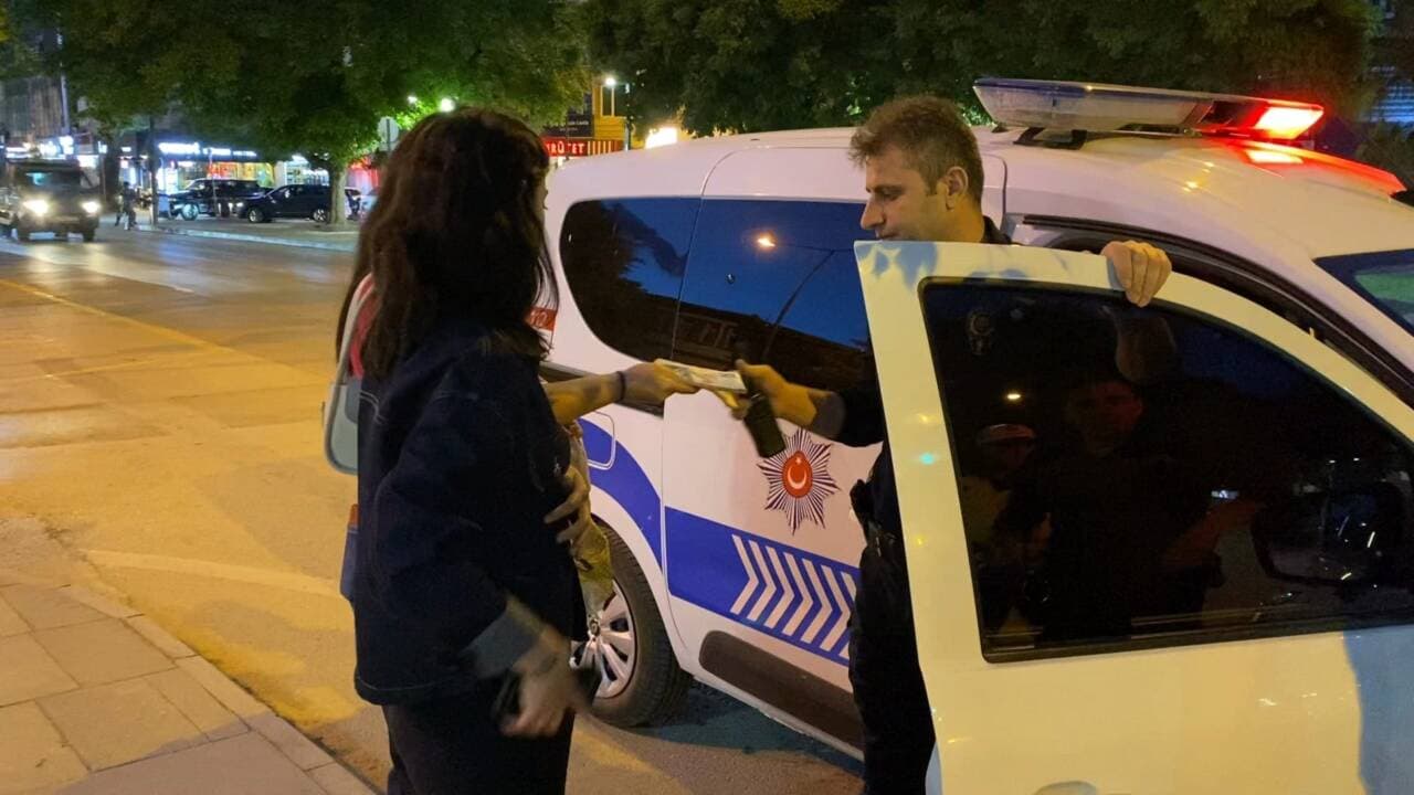 Bursa'da ATM'de bulduğu parayı polise teslim eden kadın.