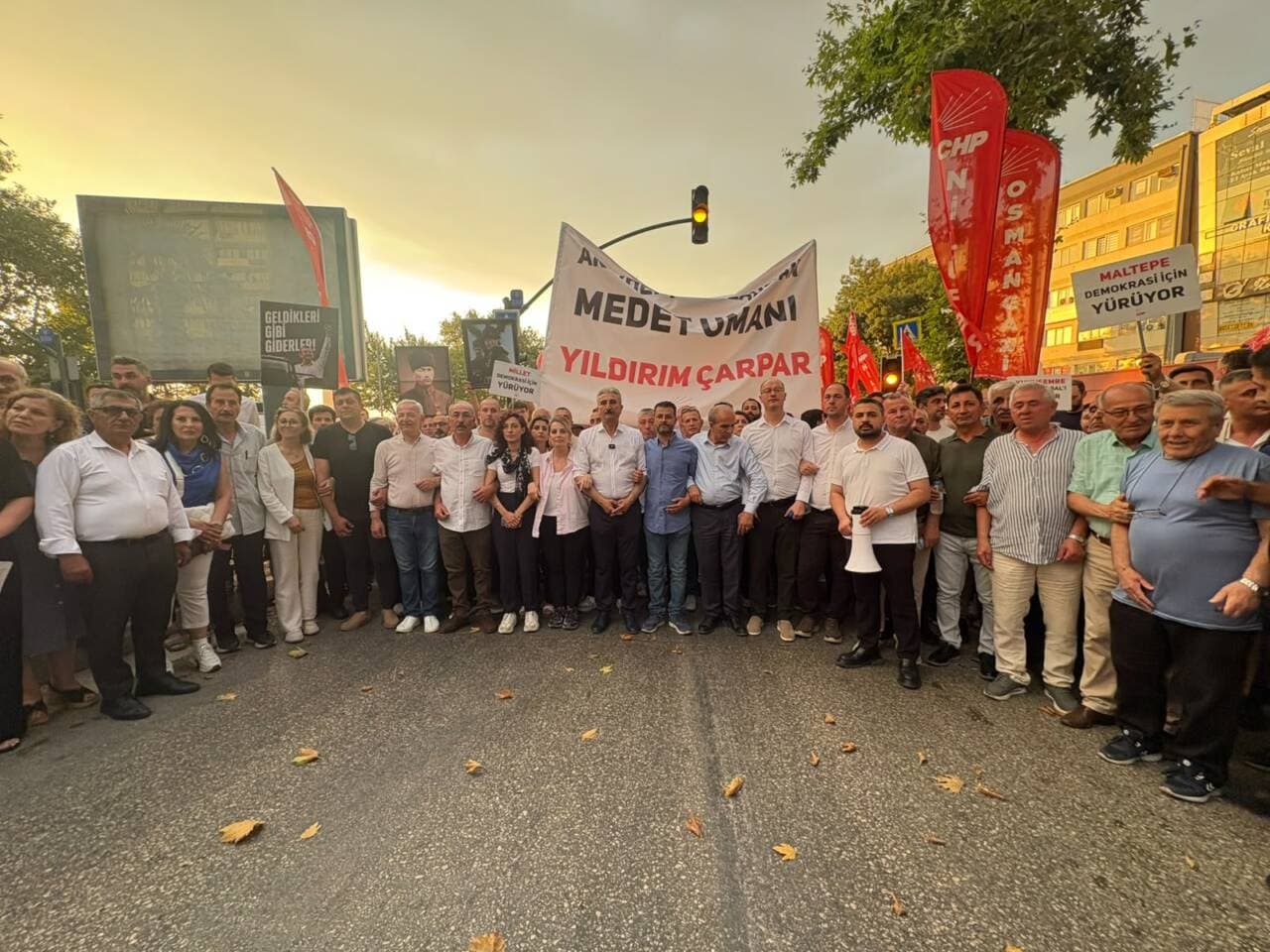 CHP Bursa'da Nihat Yeşiltaş ve Destekçileri İl Binasından Ayrıldı, Yeni Koordinasyon Merkezine Yürüdü