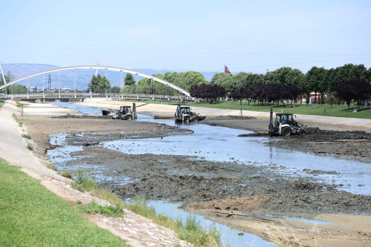 Bursa Nilüfer Çayı'nda BUSKİ ekiplerinin iş makineleriyle yaptığı temizlik çalışması.
