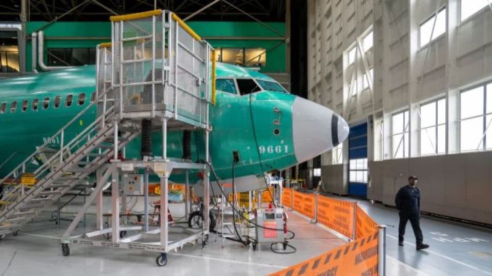 Boeing 737 Max uçağı bir üretim tesisinde montaj halindeyken.