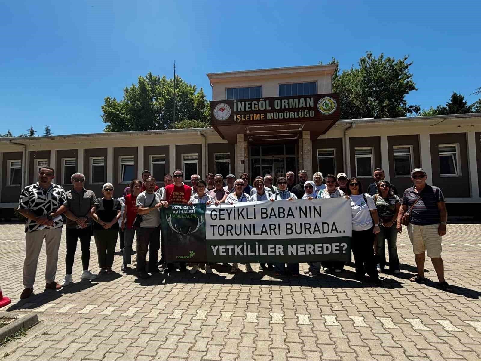 İnegöl Orman İşletme Müdürlüğü önünde kızıl geyik avı ihalesini protesto eden DOĞADER üyeleri.