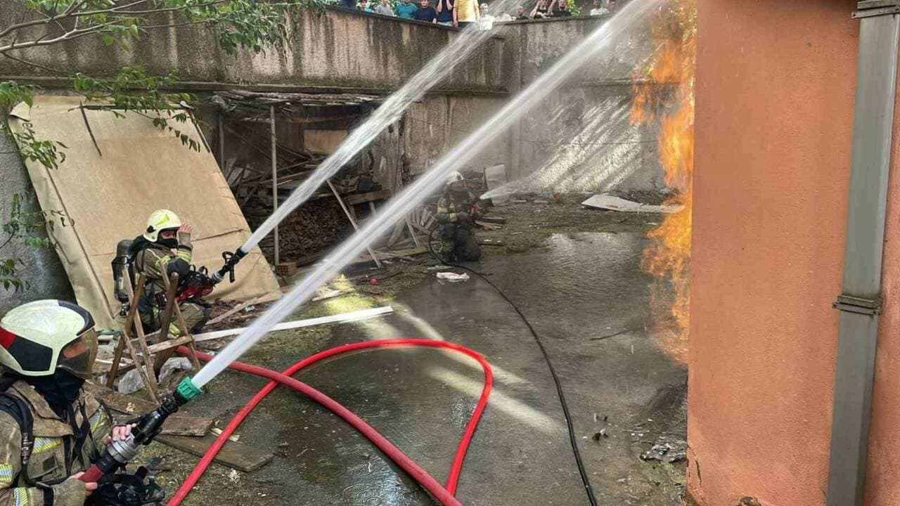 Bursa Osmangazi'de ev yangınına müdahale eden itfaiye ekipleri