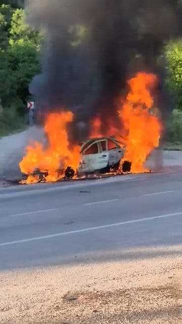 Keles-Bursa yolu üzerinde alev almış bir otomobilin görüntüsü.
