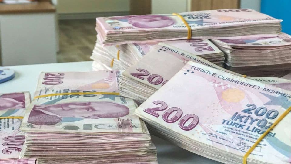 Masanın üzerinde duran deste halindeki 200 Türk Lirası banknotları.