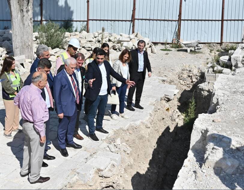 Hatay Ulucami inşaat alanında inceleme yapan yetkililer.
