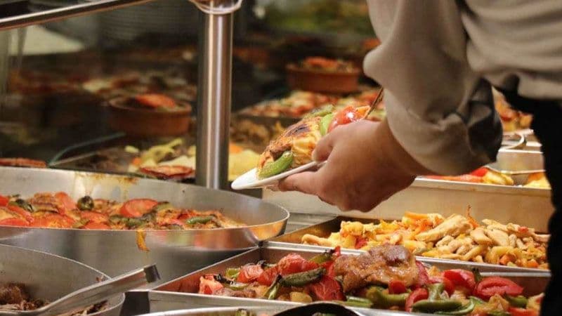 Nilüfer Görükle Kent Lokantası'nda yemek servisi, çeşitli menü seçenekleri.