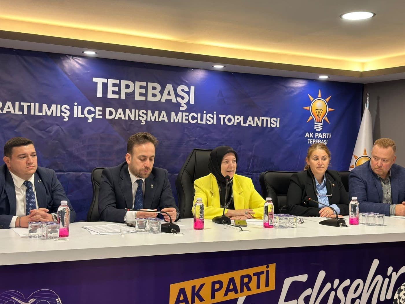 AK Parti Bursa Milletvekili Emine Yavuz Gözgeç, Tepebaşı İlçe Danışma Meclisi Toplantısı'nda konuşma yaparken.