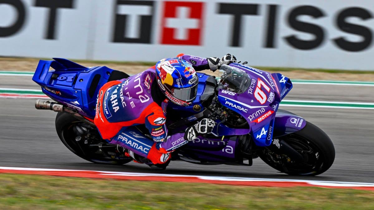 Toprak Razgatlıoğlu, Almanya MotoGP sprint yarışında motosikletiyle viraj alırken.