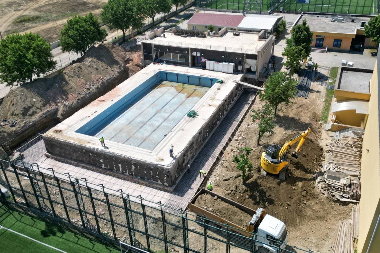 Bursa Yıldırım Şahin Başol Spor Kompleksi yüzme havuzu inşaatı, dört mevsim kullanıma uygun hale getiriliyor.
