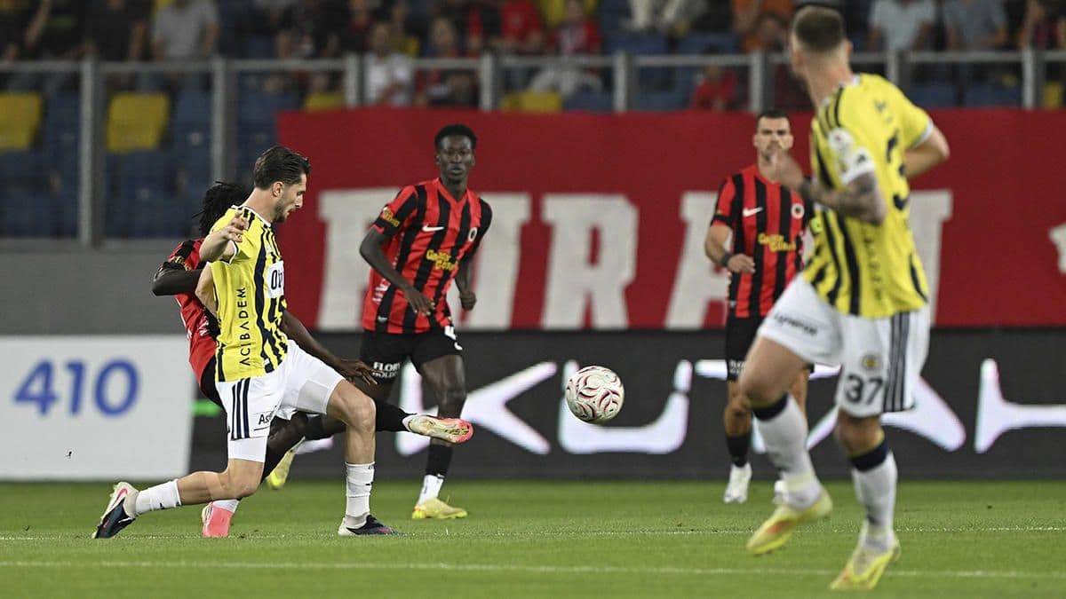 Fenerbahçe Süper Lig'e Mağlubiyetle Başladı: Gençlerbirliği'ne Deplasmanda Yenildi